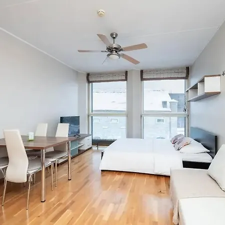 Charming 1 Bedroom In The Heart Of Apartment *