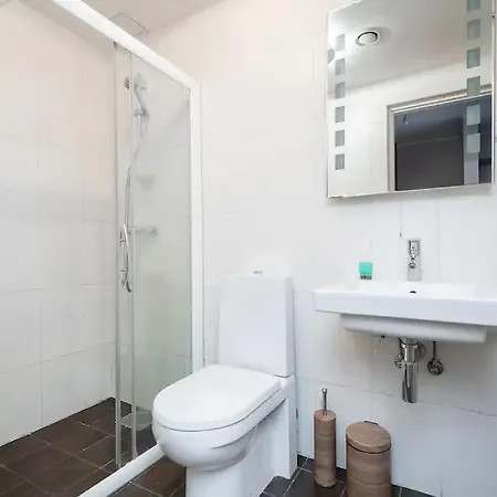 Charming 1 Bedroom In The Heart Of Lejlighed